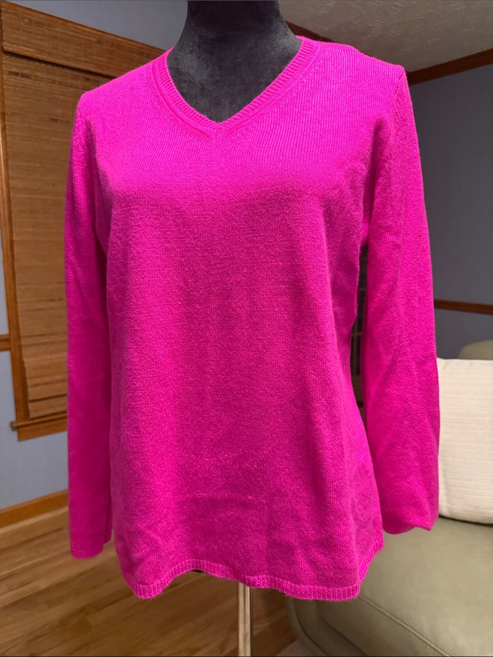 Peck & Peck Women's V-Neck Cashmere Sweater - Bright Pink